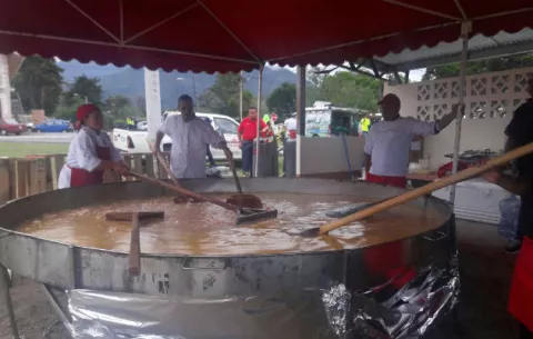 Tremendo 'sopón' de gallina prepararon en Volcán