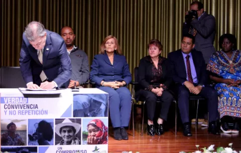 Santos: Fin del conflicto no solo es el desarme sino admitir responsabilidades