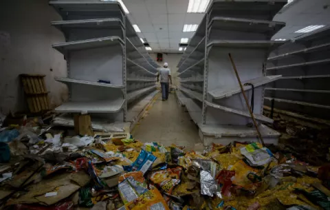Docena de comercios saqueados en zona de Caracas