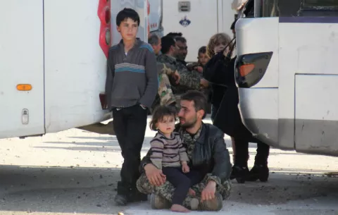 Siria retoma la evacuación de ciudades asediadas tras atentado 