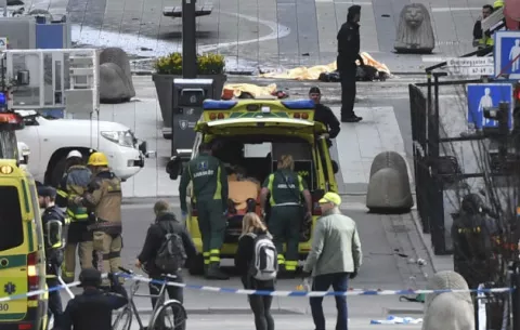 Al menos dos muertos en un atentado por atropello en Estocolmo