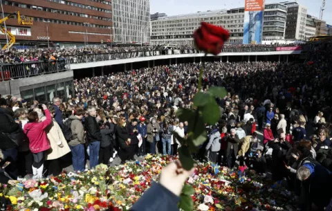 La "manifestación por el amor" reúne a miles de personas en Estocolmo tras atentado