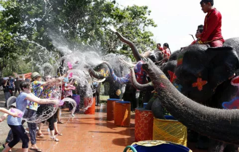 Tailandia recibe el Año Nuevo con multitudinarias batallas de agua