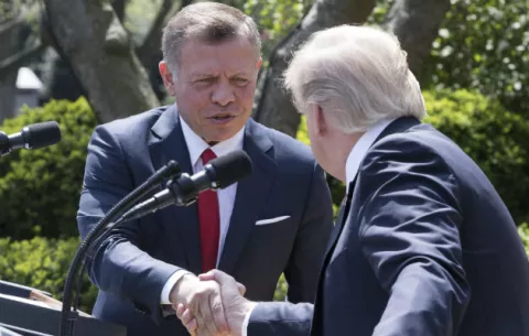 Trump sugiere una línea más dura ante Siria tras "inaceptable" ataque químico