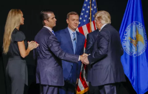 Trump promete a la NRA que defenderá el porte de armas 