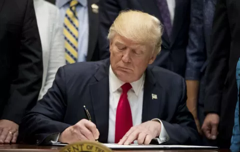 Los primeros 100 días del gobierno de Trump en 10 tuits