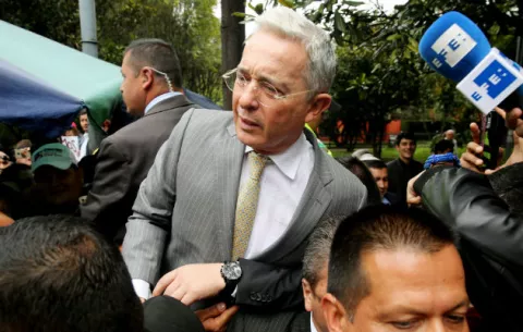 Uribe se suma a protesta de venezolanos y pide a militares defender al pueblo