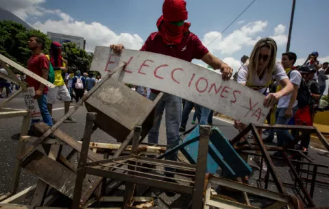 Muere un joven durante una protesta a las afueras de Caracas
