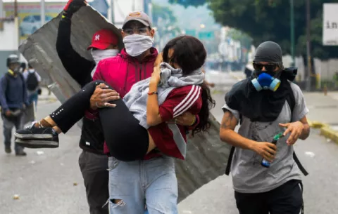 Evacuan en Venezuela a pacientes de clínica impactada por lacrimógenas