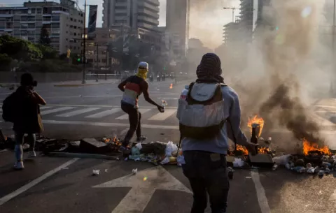 Caracas vive nueva jornada de disturbios en protesta contra Maduro