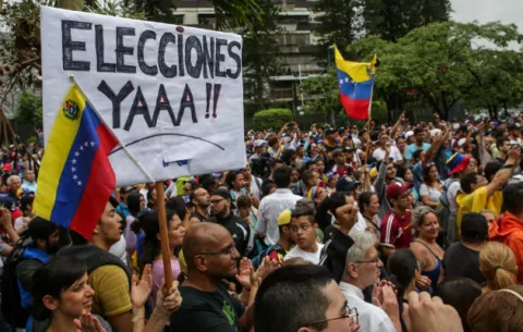 Oposición denuncia saqueos "ordenados" por el Gobierno en centro de Venezuela
