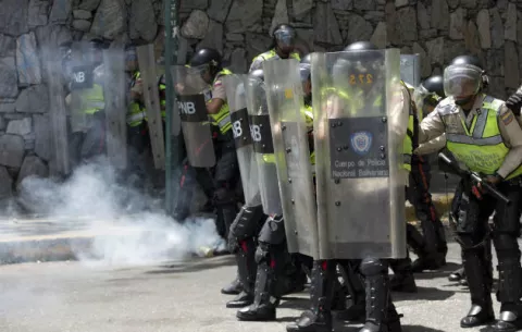Oposición venezolana pide seguir protestas pese a marcha atrás del Supremo