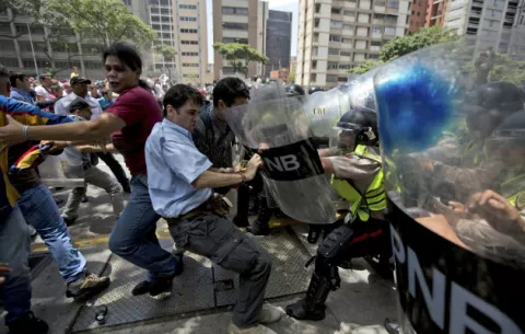 Fiscalía venezolana imputará a un policía por muerte de joven en protesta