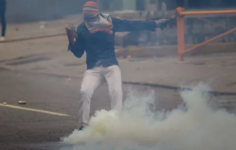 Al menos tres muertos por protestas opositoras que continuarán en Venezuela