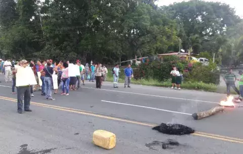 Moradores de Quebrada Bonita cierran la vía Transístmica