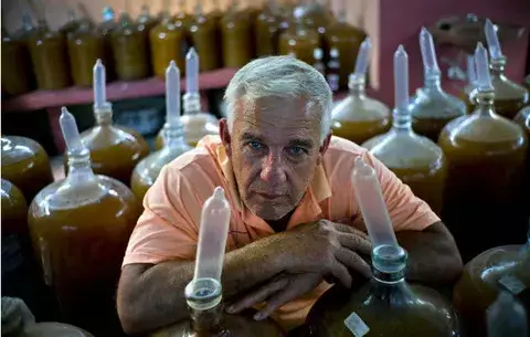 Cubano usa frutas... y condones para producir vino 