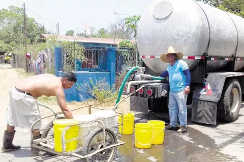 40 mil personas, sin el suministro de   agua  por la   crecida del río David
