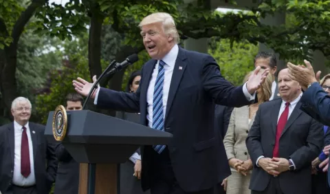 Trump firma ley de presupuesto y evita cierre de Gobierno 