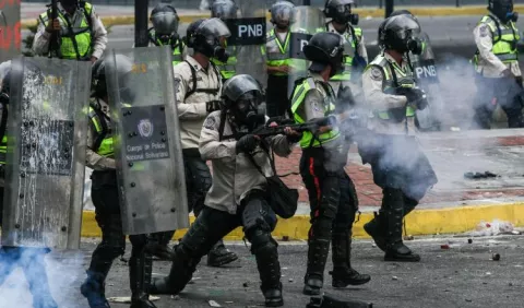 La policía venezolana  bloquea marcha en rechazo a constituyente