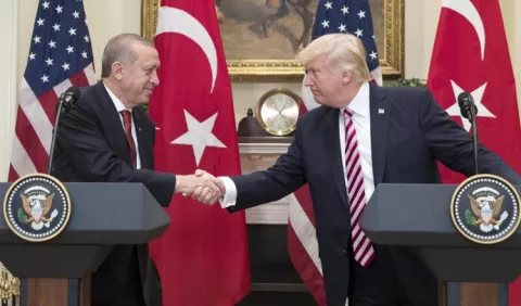 Trump busca rebajar tensión con Erdogan 