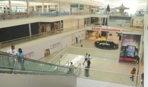 Aumentan locales vacíos ante  la desaceleración
