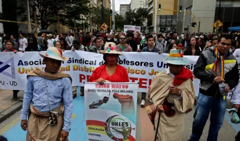 Maestros marchan en calles de Bogotá