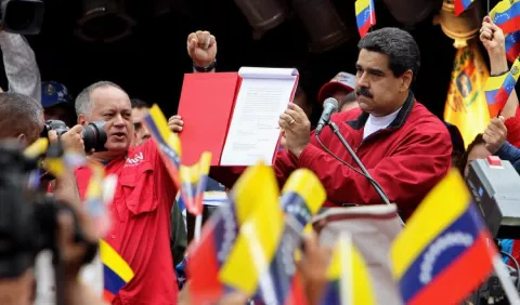 Maduro firma decreto para elegir Asamblea
