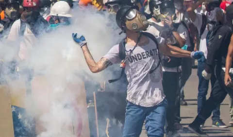 Manifestación es dispersada por la policía 