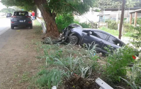 Dos damas heridas tras colisión cerca de puente sobre río La Villa