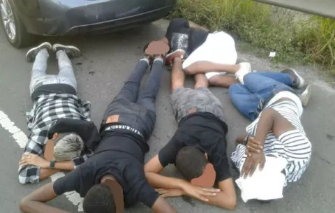 Detienen a seis jóvenes tras portar arma en Bique