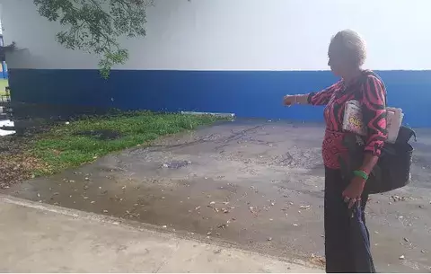 Suspenden clases por desborde de aguas servidas en Arco Iris 