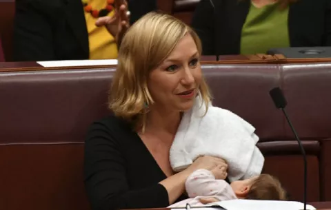 Senadora australiana amamanta a su bebé durante sesión 