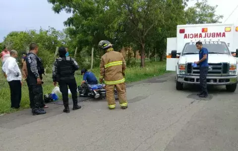 Resulta herido tras perder control de motocicleta