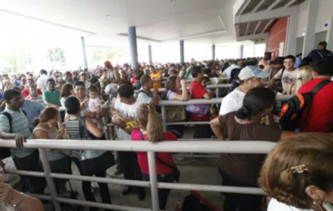 Movimiento de naturalizados reclama suspensión de carné