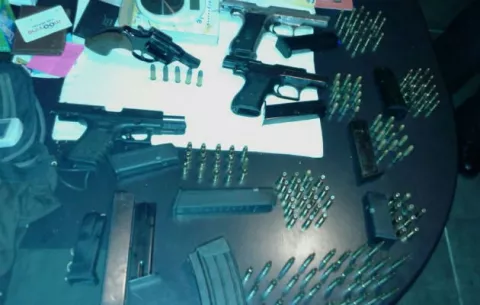 Policía decomisa armas y dinero en efectivo durante operativos