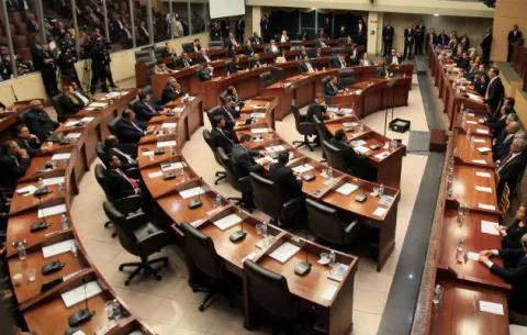 Diputados guardan silencio por viaje a China; piden que rindan cuentas