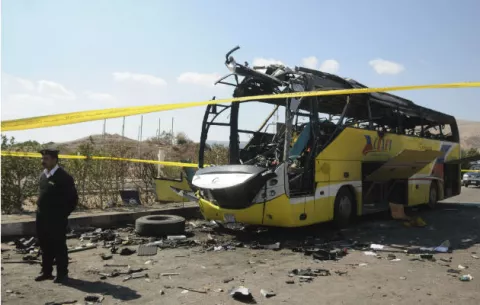 Mueren 23 personas por tiroteo contra autobús de cristianos en Egipto