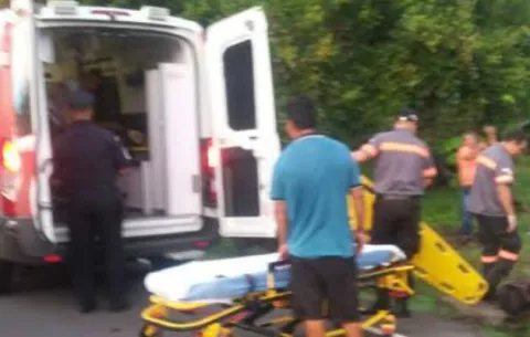 Auto atropella a ciclista y peatón en Divalá