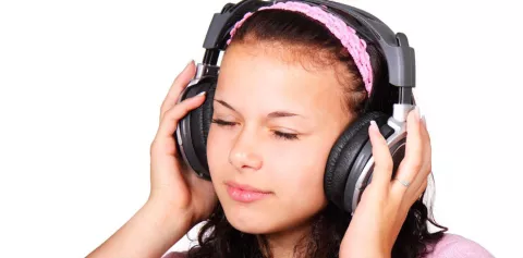 ¿Podrías causar sordera por escuchar música con audífonos?