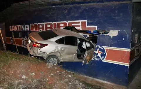 Vehículo queda enterrado en la pared de una cantina
