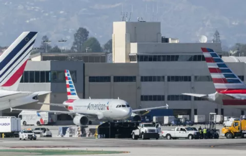 Avión de Aeroméxico choca con un camión en Los Ángeles 