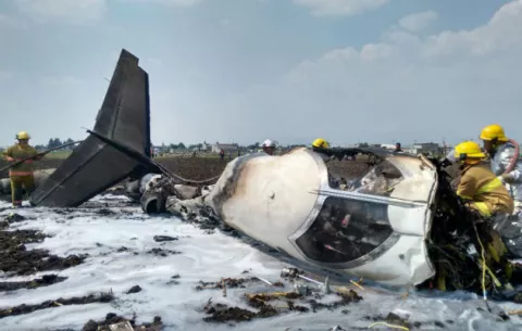 Avión privado se estrella en aeropuerto de Toluca, mueren sus dos ocupantes 