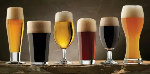 No es recomendable hidratarse con bebidas alcohólicas o energizantes