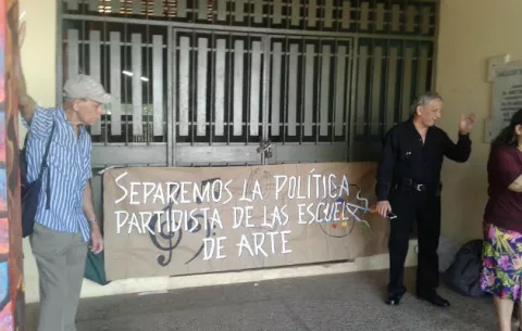 Cierran puertas de Bellas Artes y exigen desalojo de oficinas del Inac 