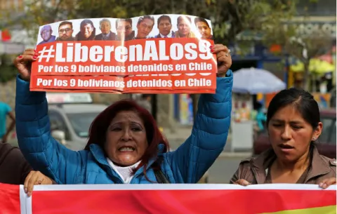 Familiares de nueve bolivianos detenidos en Chile piden reunirse con Bachelet