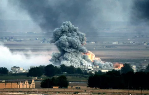 Bombardeos de coalición anti EI dejan 352 civiles muertos desde 2014