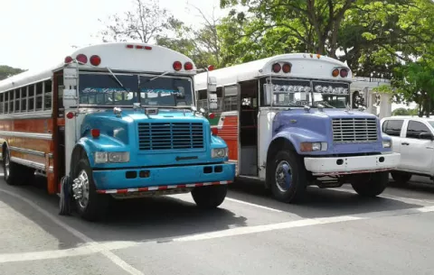 Menor que apuñaló a conductora de bus es investigado por 5 delitos