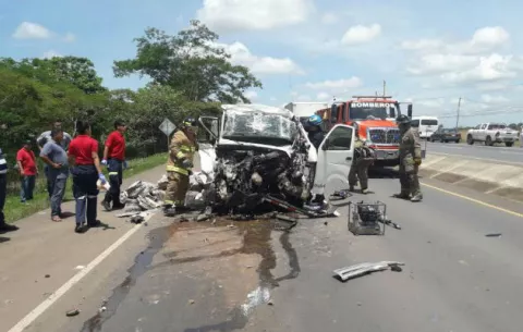 Muere al chocar busito panel contra camión volquete en Aguadulce 