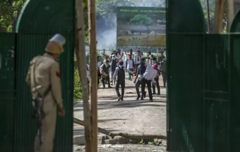 En la India, tratan como un héroe a militar que ató a un hombre en un jeep