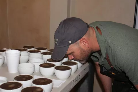 Café chiricano impone récord histórico en cata internacional